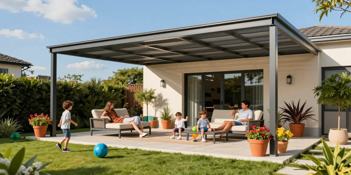 Moderne Terrassenüberdachung schützt Gartenlounge bei Sonnenschein.